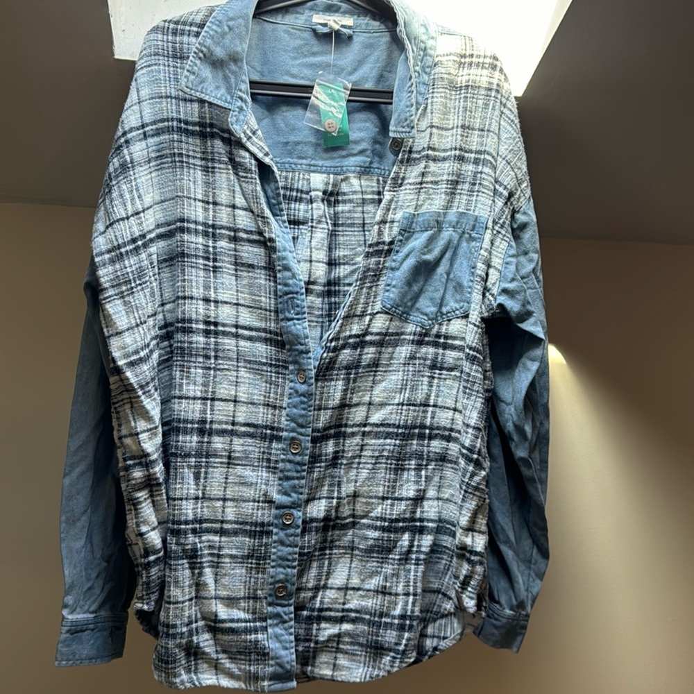 NWT women’s plaid & Jean button up